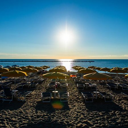 Hotel Holiday Мартинсикуро Екстериор снимка