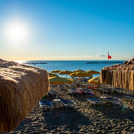 Hotel Holiday Мартинсикуро Екстериор снимка