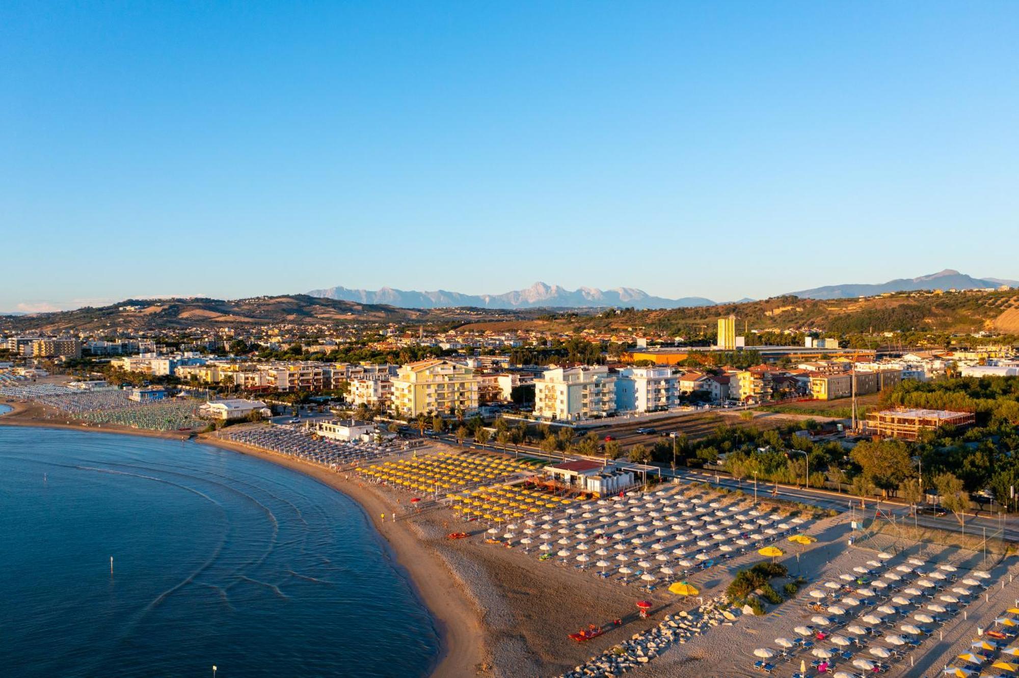 Hotel Holiday Мартинсикуро Екстериор снимка