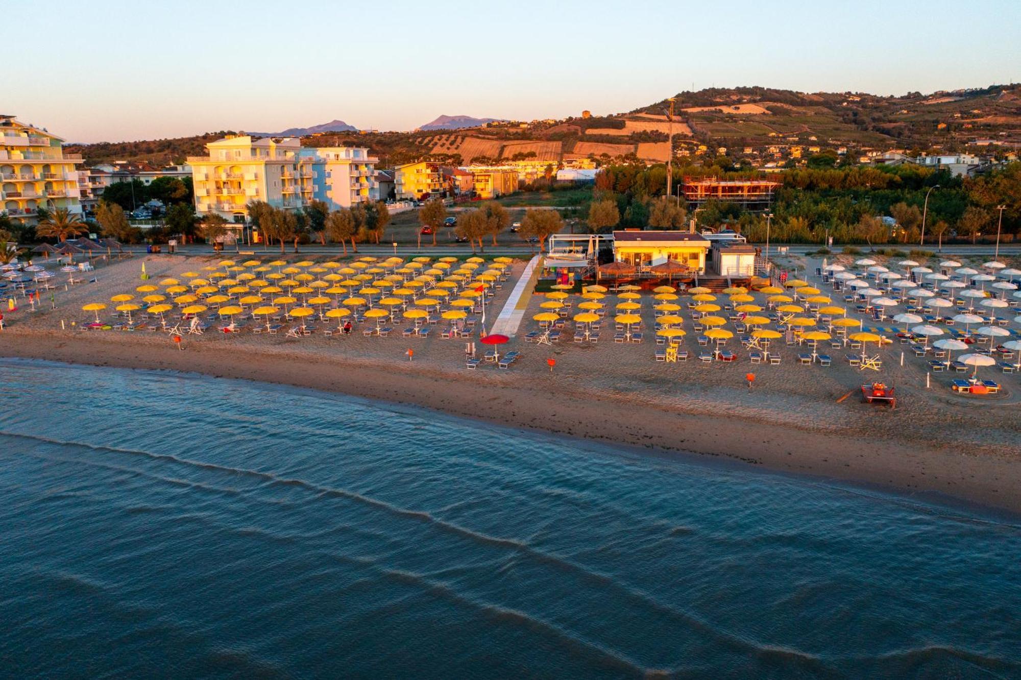 Hotel Holiday Мартинсикуро Екстериор снимка