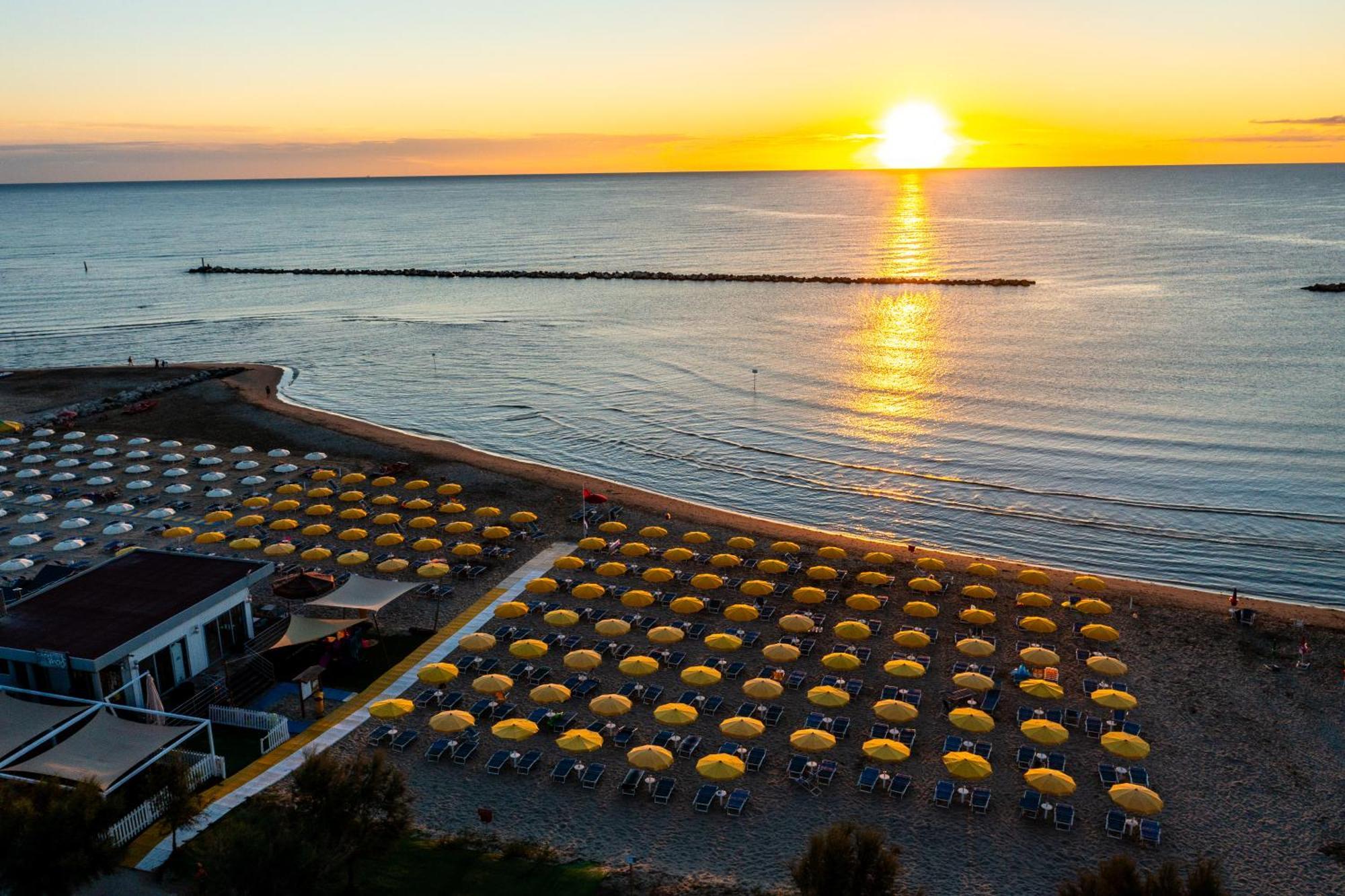 Hotel Holiday Мартинсикуро Екстериор снимка