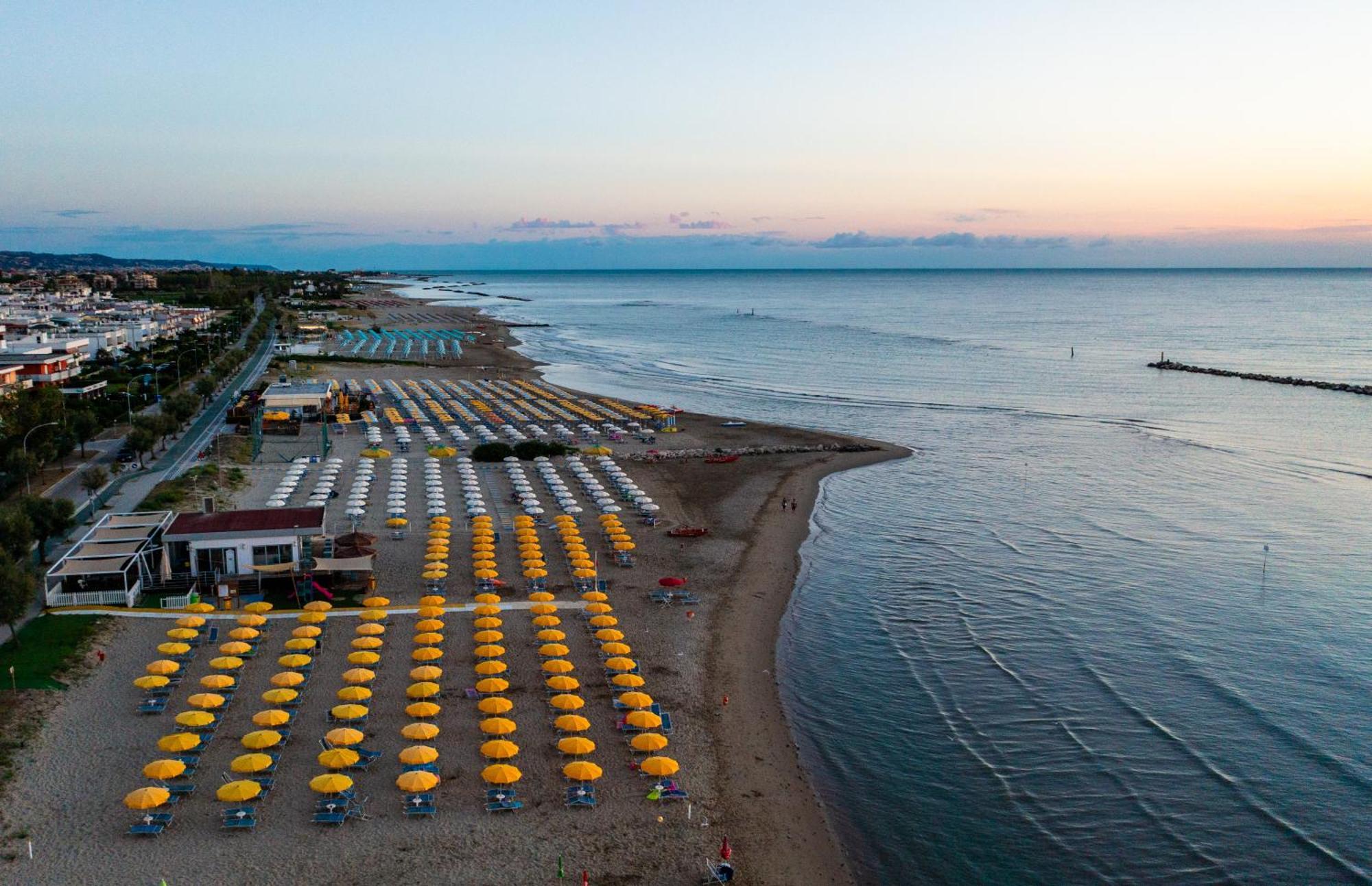 Hotel Holiday Мартинсикуро Екстериор снимка