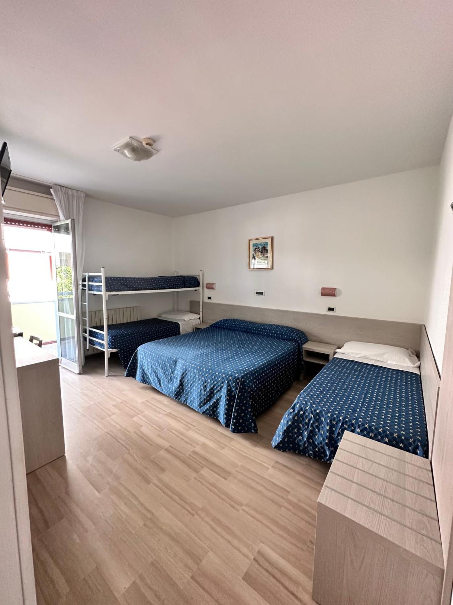 Hotel Holiday Мартинсикуро Стая снимка