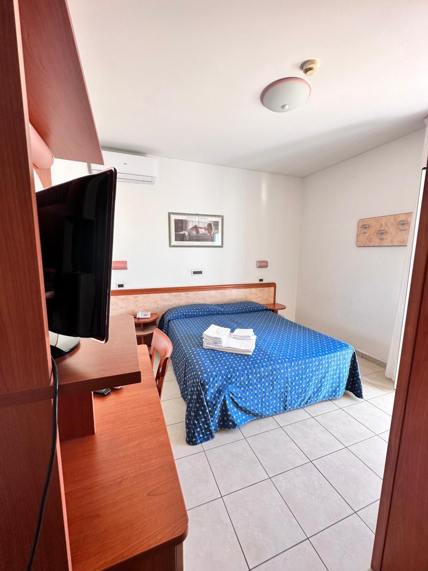 Hotel Holiday Мартинсикуро Стая снимка