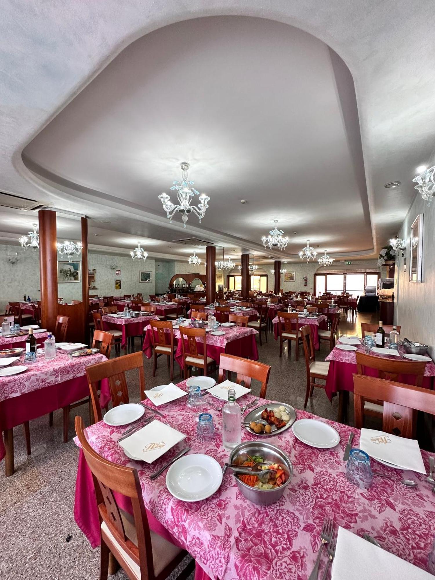 Hotel Holiday Мартинсикуро Екстериор снимка