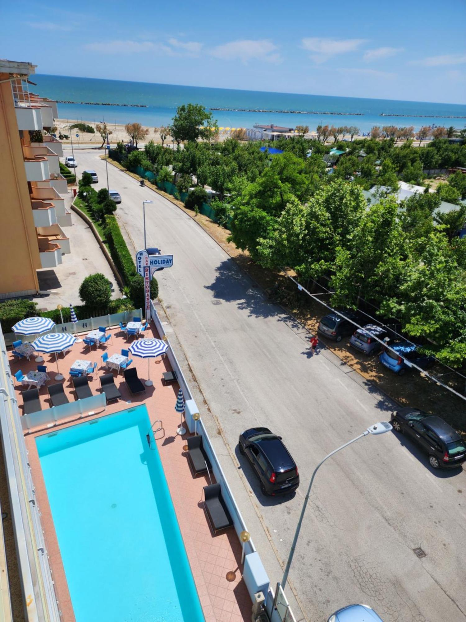 Hotel Holiday Мартинсикуро Екстериор снимка
