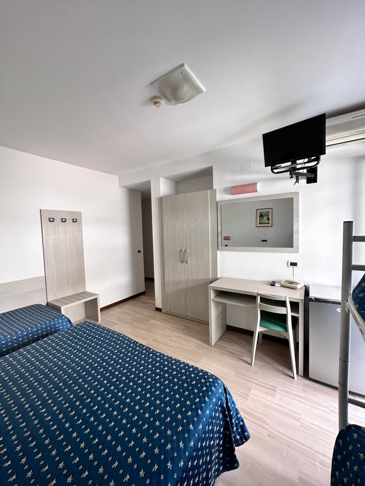 Hotel Holiday Мартинсикуро Стая снимка