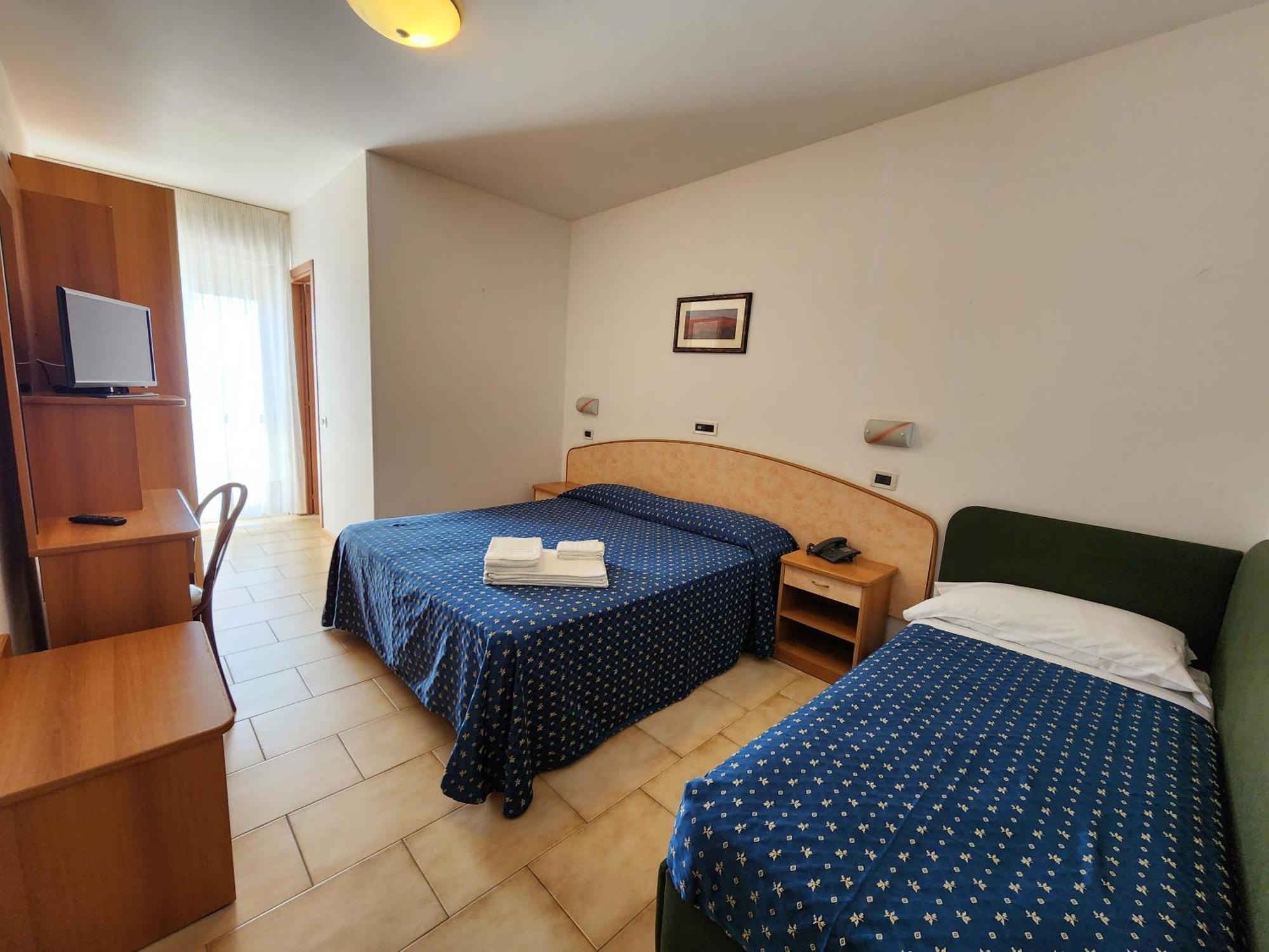 Hotel Holiday Мартинсикуро Стая снимка