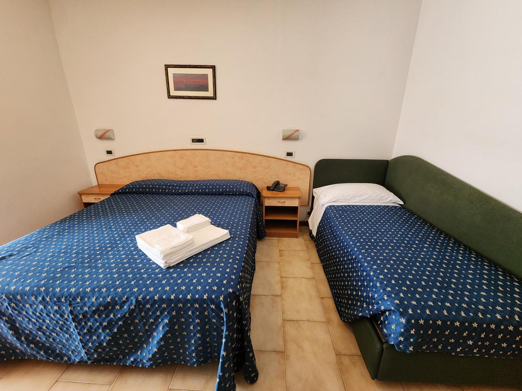 Hotel Holiday Мартинсикуро Стая снимка