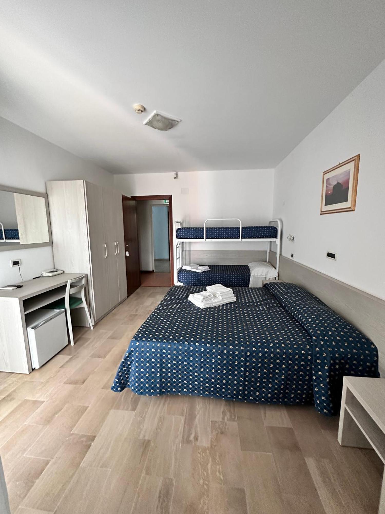 Hotel Holiday Мартинсикуро Стая снимка