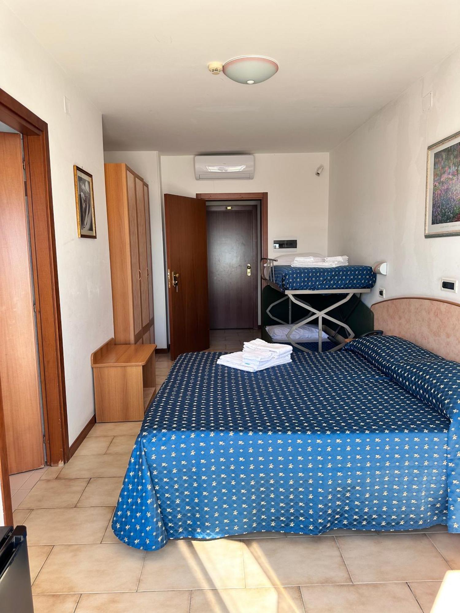 Hotel Holiday Мартинсикуро Стая снимка
