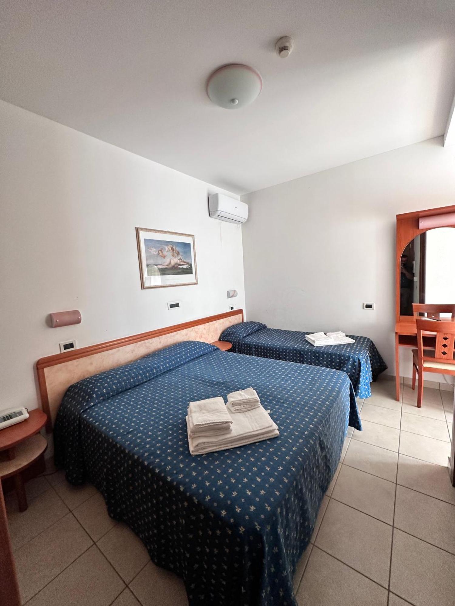 Hotel Holiday Мартинсикуро Стая снимка