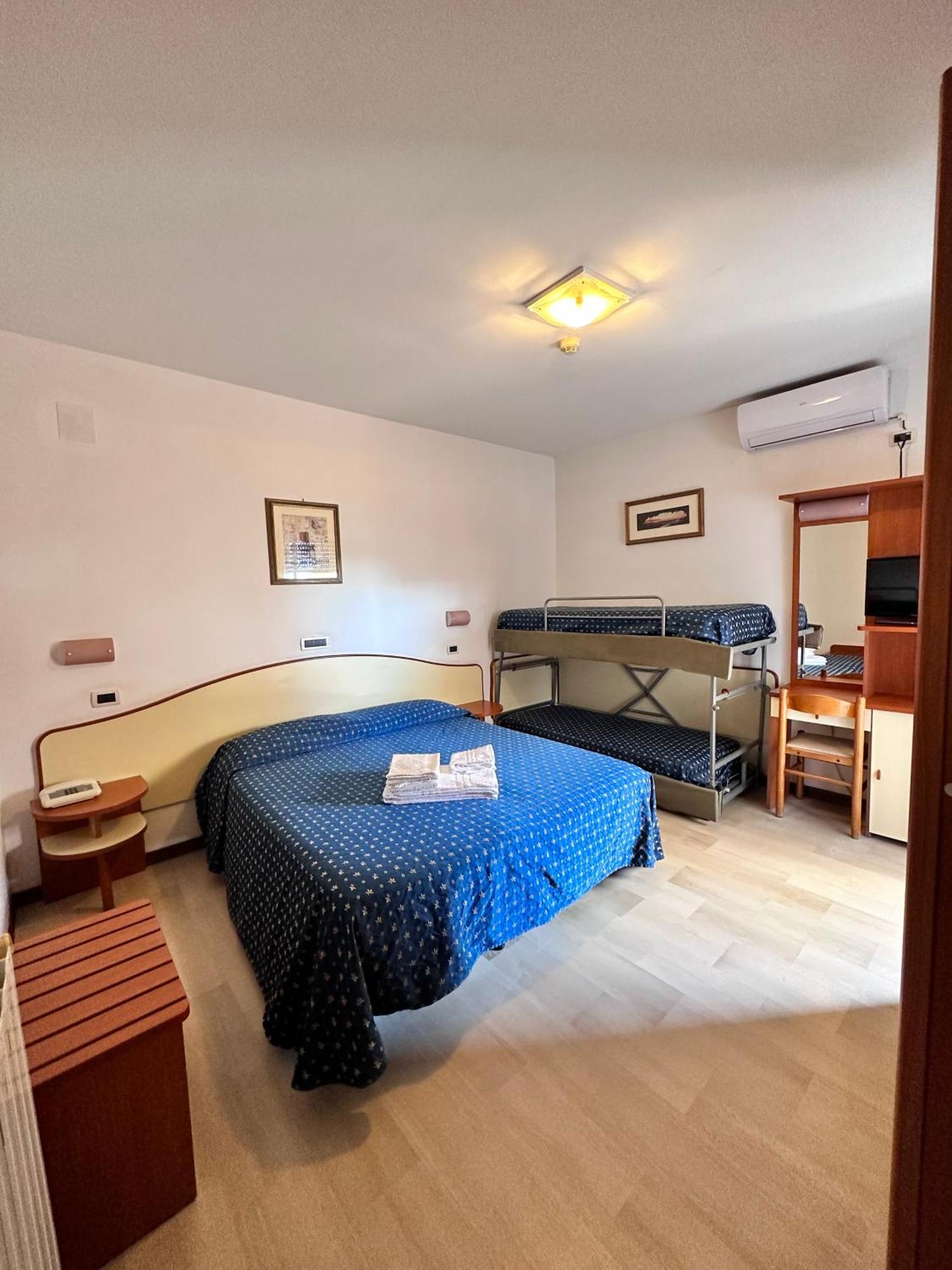 Hotel Holiday Мартинсикуро Стая снимка