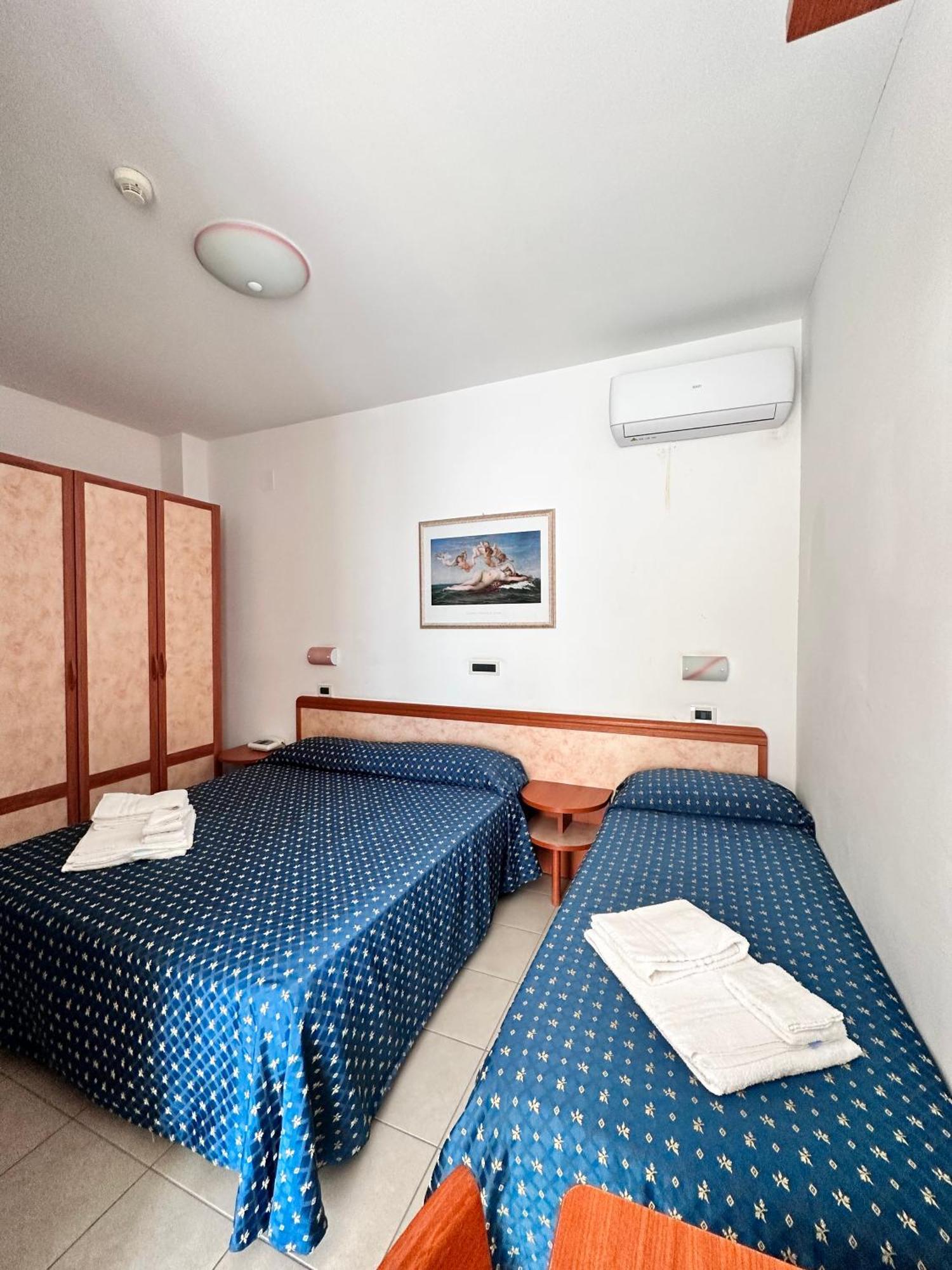 Hotel Holiday Мартинсикуро Стая снимка
