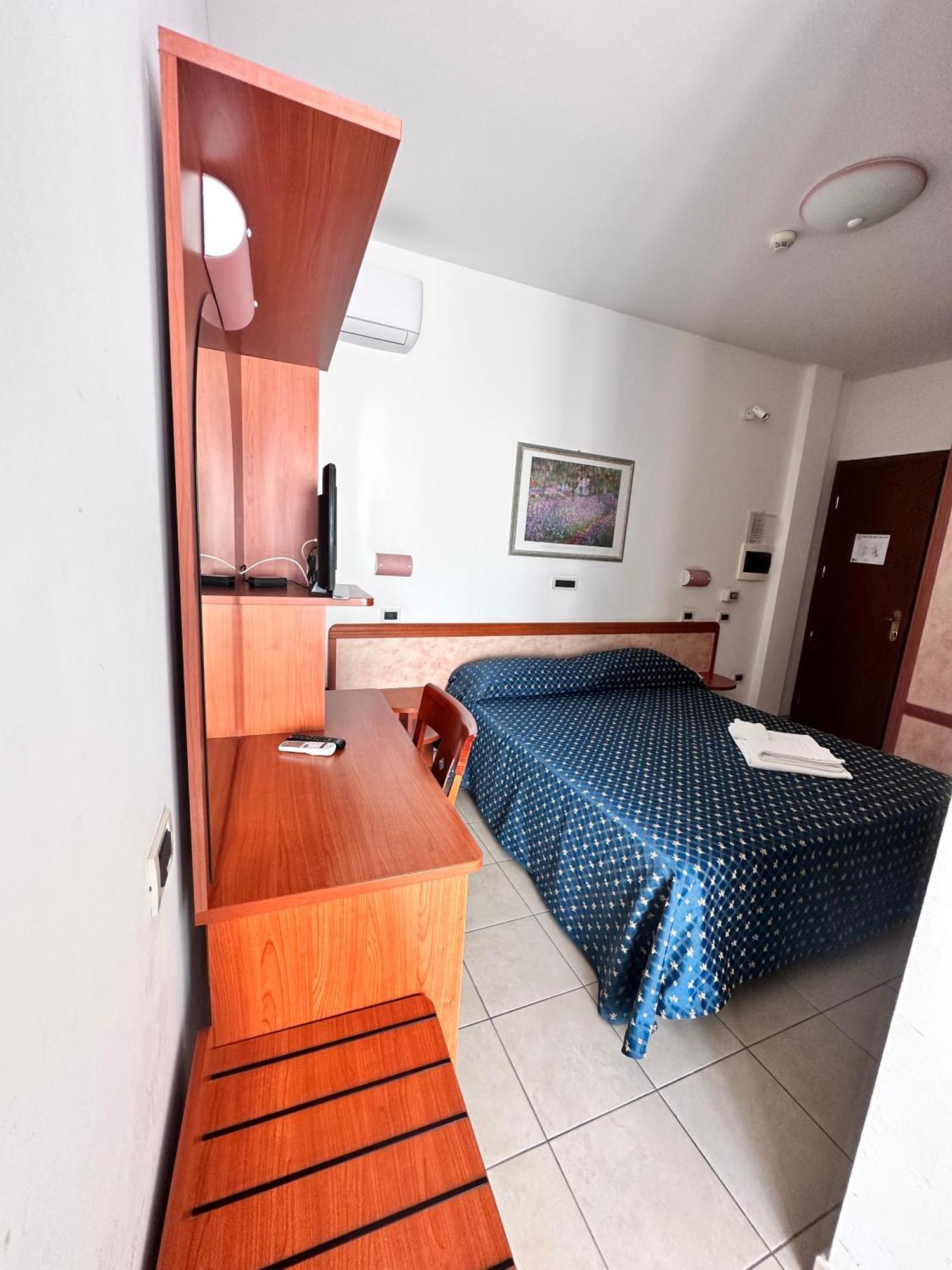 Hotel Holiday Мартинсикуро Стая снимка