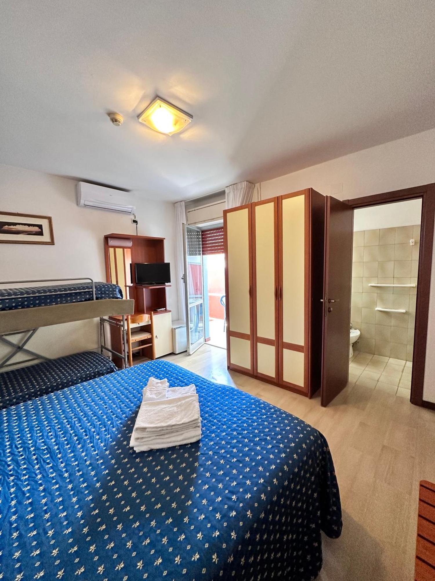 Hotel Holiday Мартинсикуро Стая снимка