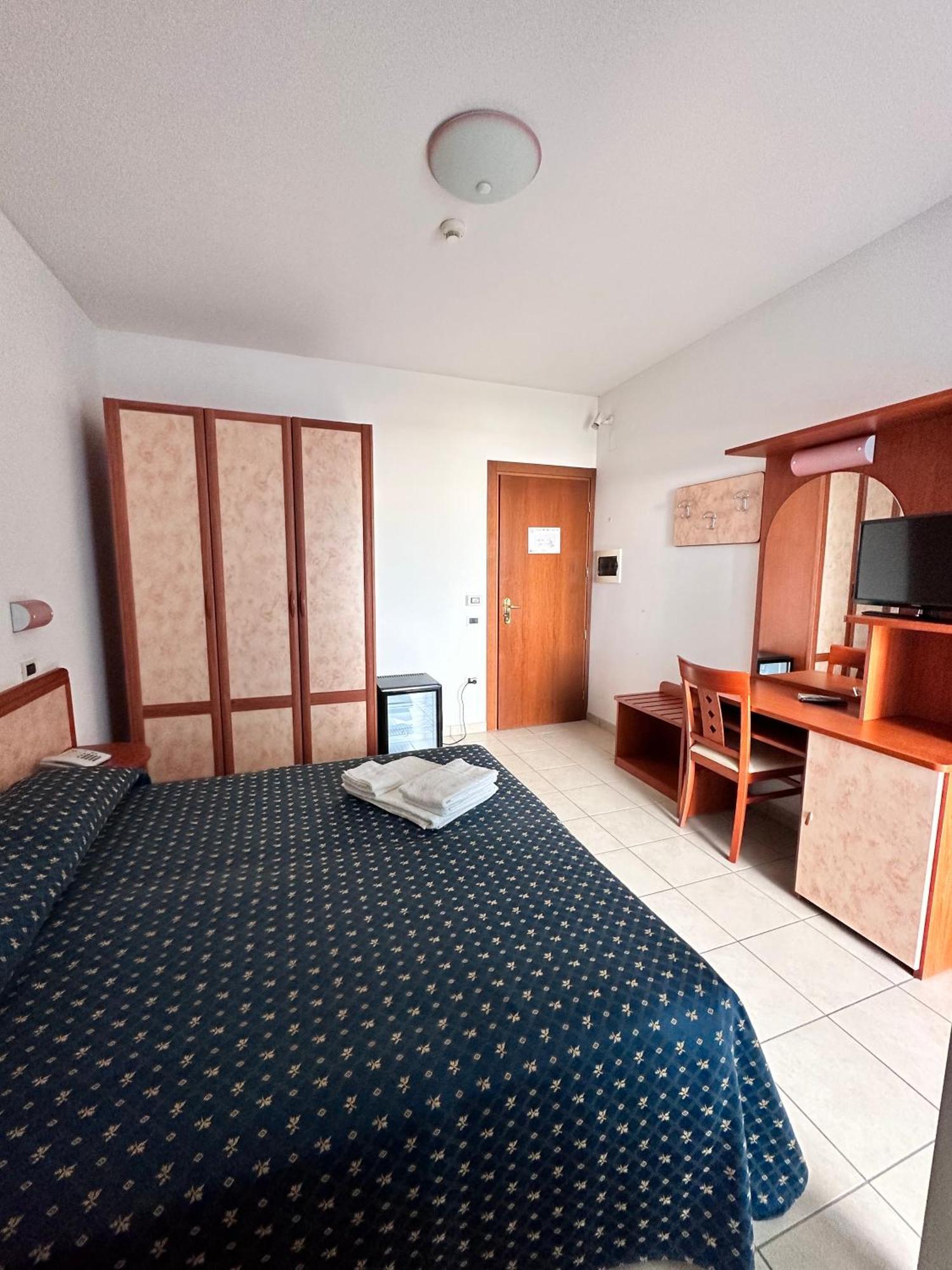 Hotel Holiday Мартинсикуро Стая снимка